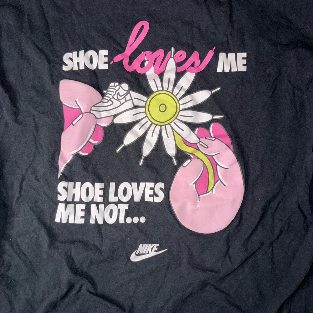 Nike Graphic Tee Large Black Shoe Loves‎ Me Not Daisy Heart Loose Fit